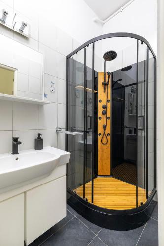 Ένα μπάνιο στο Apartamenty ADM Półwiejska 16