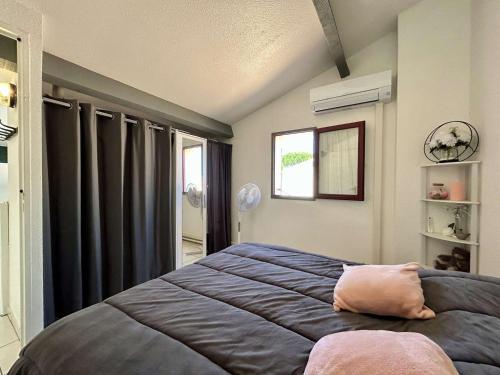 une chambre avec un lit et une fenêtre dans l'établissement Maison 3 pièces près de la plage avec climatisation et parking - Saint Cyprien - FR-1-225D-222, à Saint-Cyprien