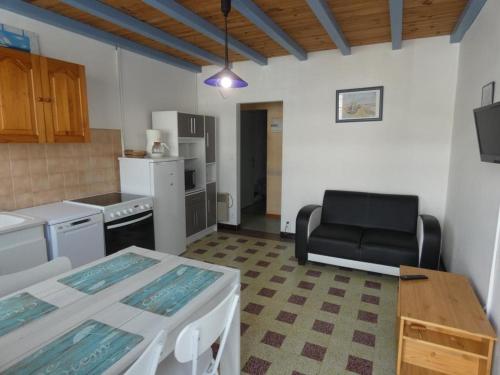 une cuisine avec une table et une chaise dans une pièce dans l'établissement Appartement RDC à 100m plage, animaux admis, stationnement facile - FR-1-540-304, à Notre-Dame-de-Monts