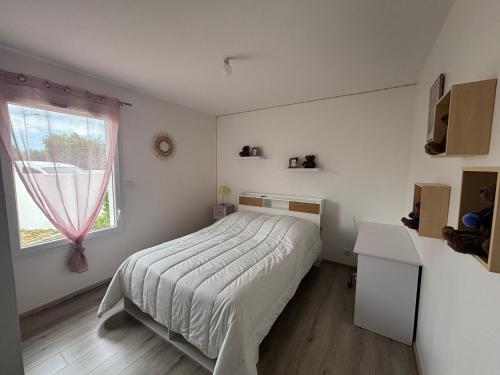 une chambre blanche avec un lit et une fenêtre dans l'établissement Maison Familiale à Biscarrosse avec Piscine et Parking - FR-1-319-617, à Biscarrosse