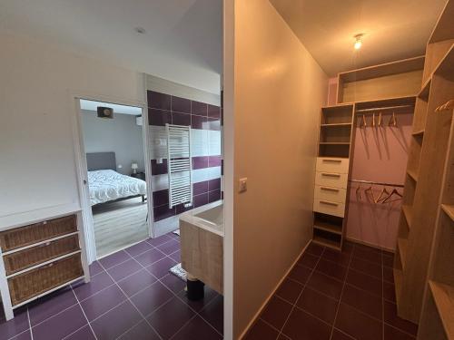 d'une salle de bains avec lavabo et d'une chambre. dans l'établissement Maison Familiale à Biscarrosse avec Piscine et Parking - FR-1-319-617, à Biscarrosse