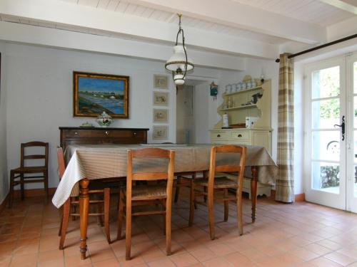 une salle à manger avec une table et des chaises dans l'établissement Maison rénovée avec jardin, près de la plage - 5 pers, parking - FR-1-823-48, à La Guérinière