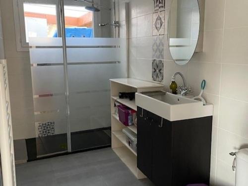 une salle de bain avec un lavabo et une douche dans l'établissement Maison de vacances à l'Épine - 4 personnes - Près de la plage - FR-1-823-45, à LʼÉpine