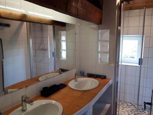 une salle de bain avec deux lavabos et un miroir dans l'établissement Maison rénovée avec jardin, près de la plage - 5 pers, parking - FR-1-823-48, à La Guérinière