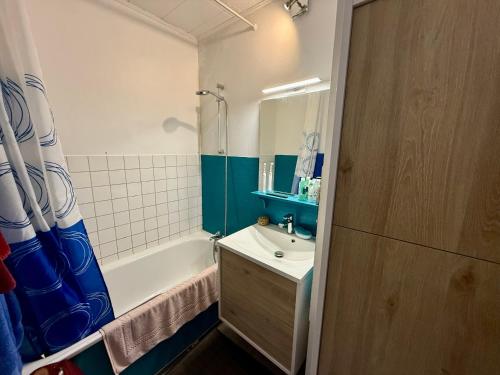 une salle de bain avec une baignoire, un lavabo et une douche dans l'établissement Maison avec jardinet proche plage et parking - FR-1-652-58, à Saint-Jean-de-Monts