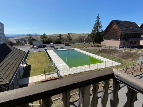 Duplex calme avec piscine et balcon près de Super-Besse - FR-1-814-40