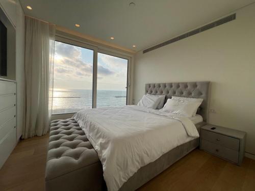 Postel nebo postele na pokoji v ubytování Luxury 3 Bedrooms Seafront Tel Aviv