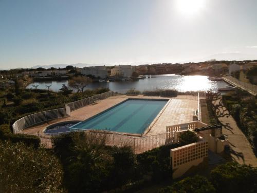Photo de la galerie de l'établissement Charmant T2 Cabine 4 Pers, Piscine, Parking à Le Barcarès - FR-1-799-39, au Barcarès
