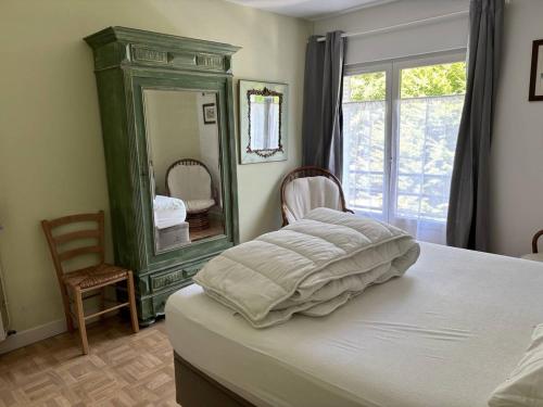 une chambre avec un lit et un grand miroir dans l'établissement T3 Duplex 4/6 pers, parking gratuit, confort moderne - FR-1-313-238, à Luchon