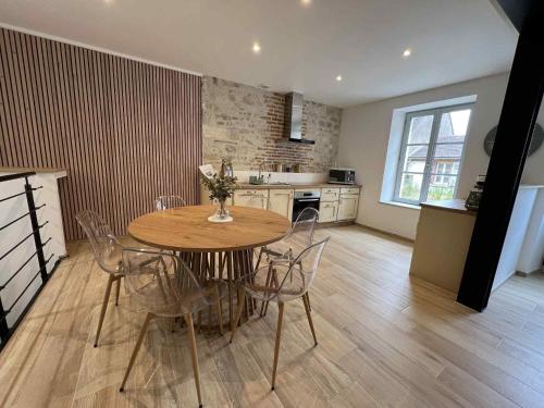 une cuisine avec une table et des chaises dans une pièce dans l'établissement Nouveauté! Tout juste rénové, à Saint-Benoît-sur-Loire