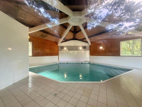 - une piscine dans une chambre dotée d'un plafond en bois dans l'établissement Studio avec piscine et WiFi à Saint-Georges-d'Oléron - FR-1-778-40, à Saint-Georges-dʼOléron