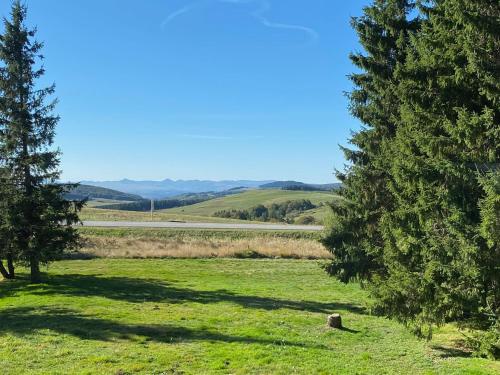 Studio calme avec parking et vue sur Monts du Cantal - FR-1-814-125