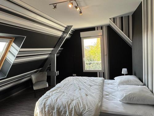 une chambre avec un lit blanc et un escalier dans l'établissement Villa récente 4 chambres, piscine chauffée à Bavent - FR-1-487-380, à Bavent