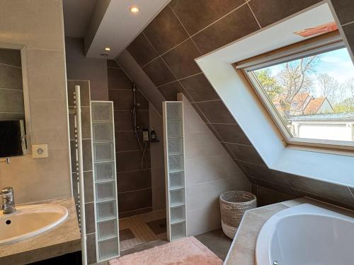 une salle de bain avec un lavabo et une fenêtre dans l'établissement Villa récente 4 chambres, piscine chauffée à Bavent - FR-1-487-380, à Bavent