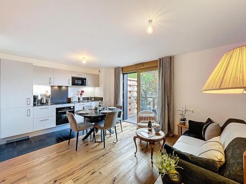 un salon avec un canapé et une table dans l'établissement Bel appartement neuf proche du domaine skiable avec parking - FR-1-560-160, à Combloux