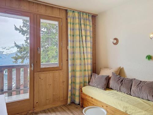 une chambre avec un lit et une fenêtre dans l'établissement Studio ski-in/ski-out pour 2 personnes avec balcon ensoleillé - FR-1-275-224, à Montvalezan