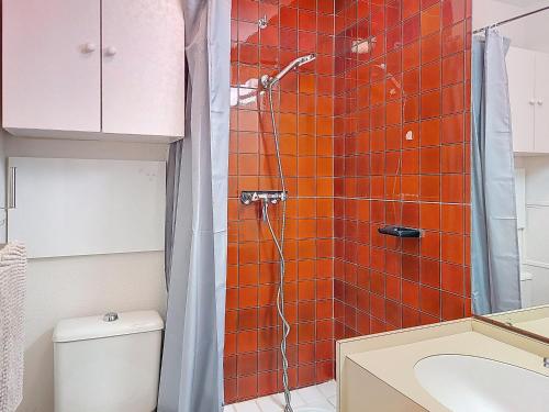une salle de bain avec douche et toilettes dans l'établissement Studio ski-in/ski-out pour 2 personnes avec balcon ensoleillé - FR-1-275-224, à Montvalezan