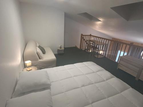 Postel nebo postele na pokoji v ubytování Duplex cosy 8 pers. aux pieds des pistes, garage, wifi, 2 ch. + mezzanine - FR-1-814-130