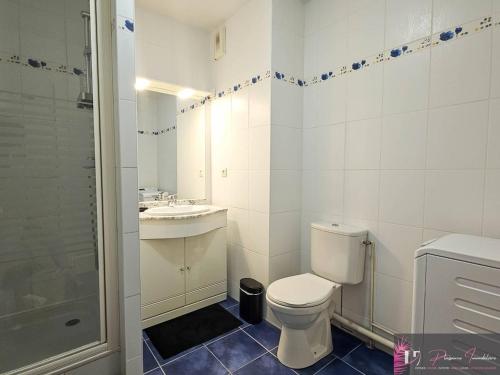 une salle de bain blanche avec des toilettes et un lavabo dans l'établissement Appartement T2 avec balcon, parking et proche port des Minimes - FR-1-825-67, à La Rochelle