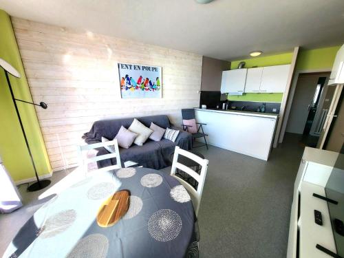 Studio rénové face à la plage avec balcon et garage