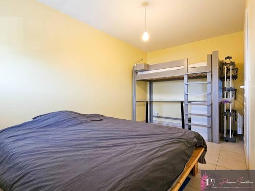 - une chambre avec des lits superposés dans une chambre avec une échelle dans l'établissement Appartement T2 avec balcon, parking et proche port des Minimes - FR-1-825-67, à La Rochelle