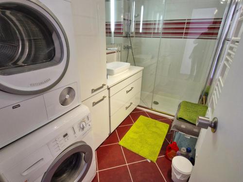 La salle de bains est pourvue d'un lave-linge et d'une douche. dans l'établissement Appartement 2 pièces climatisé avec piscine et parking, Ste Maxime, Golfe St Tropez - FR-1-780-90, à Sainte-Maxime