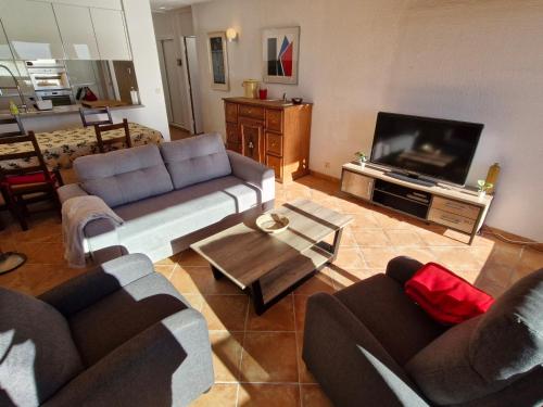 Appartement 2 pièces avec climatisation, terrasse, piscine et parking, près de la mer à Ste Maxime