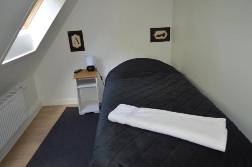 a bed in a room with a black mattress at Serengeti & Stayover in Svebølle
