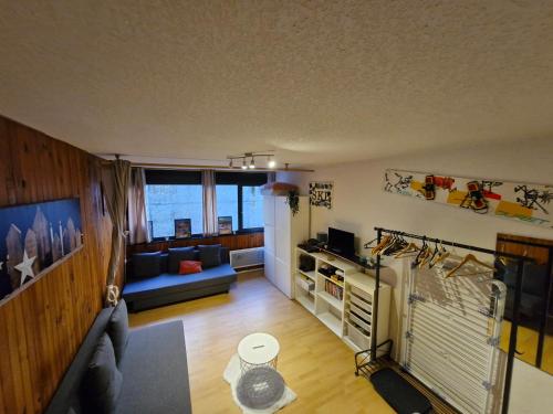 Postel nebo postele na pokoji v ubytování Studio rénové au cœur de Super Besse, pour 4 personnes - FR-1-814-141