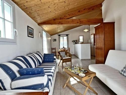 un salon avec un canapé et une table dans l'établissement Maison confortable 4 pers. avec jardin proche plage Noirmoutier - FR-1-823-99, à Noirmoutier-en-l'lle