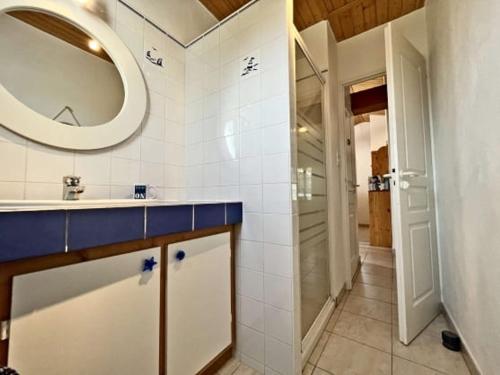 une salle de bain avec un lavabo, un miroir et une douche dans l'établissement Maison confortable 4 pers. avec jardin proche plage Noirmoutier - FR-1-823-99, à Noirmoutier-en-l'lle