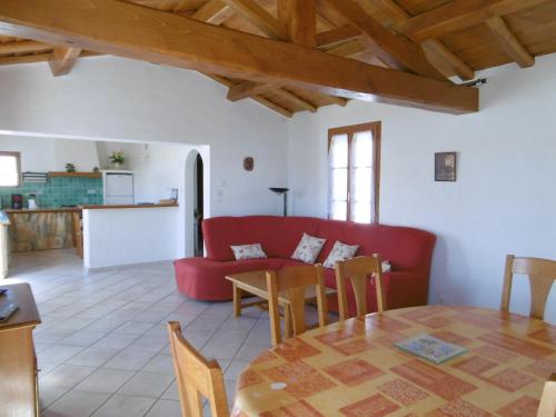 un salon avec un canapé rouge et une table dans l'établissement Maison confortable à Noirmoutier pour 6 pers., proche plage - FR-1-823-104, à Noirmoutier-en-l'lle
