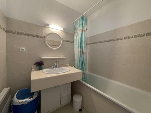 une salle de bain avec un lavabo, une baignoire et un miroir dans l'établissement T2 Cabine à Vieux Boucau, proche de la plage - FR-1-379-183, à Vieux-Boucau-les-Bains