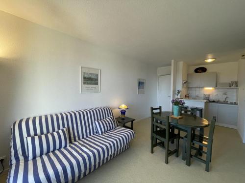 un salon avec un canapé et une table dans l'établissement T2 Cabine à Vieux Boucau, proche de la plage - FR-1-379-183, à Vieux-Boucau-les-Bains