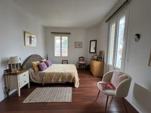une chambre avec un lit et une chaise dans l'établissement Bel Appartement T2 Près de la Plage - Idéal pour 4 Personnes - FR-1-474-272, à Arcachon