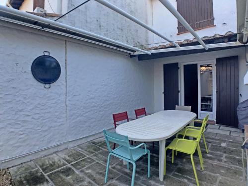 une table et des chaises assises sur une terrasse dans l'établissement Maison pour 10 pers. à 300m de la mer, Saintes-Maries-de-la-Mer - FR-1-475-202, à Saintes-Maries-de-la-Mer