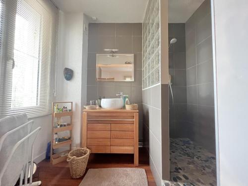 une salle de bain avec un lavabo et une douche dans l'établissement Bel Appartement T2 Près de la Plage - Idéal pour 4 Personnes - FR-1-474-272, à Arcachon