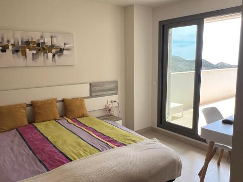 una camera da letto con un letto, una scrivania e una finestra di Apartamento en Andalucía para 4 pers. con piscina y WiFi, cerca de la playa - ES-376-37 a Pulpí