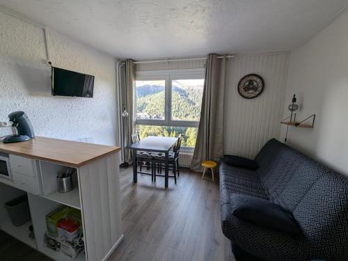 Studio cabine rénové avec vue sur le centre, WiFi et animaux acceptés - FR-1-787-117