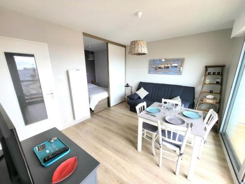 un petit salon avec une table et un canapé dans l'établissement Studio Refait à Neuf, Proche Plage et Commerces - FR-1-92-951, à Les Sables-dʼOlonne