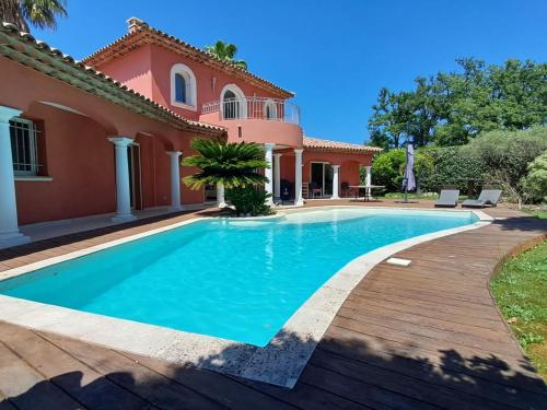 Superbe villa avec piscine privée à Fréjus