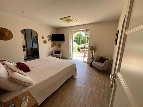 フレジュスにあるSuperbe villa avec piscine privée à Fréjus - FR-1-466A-56のベッドルーム1室(ベッド1台、鏡、椅子付)