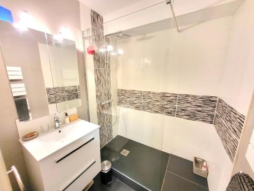 une salle de bain blanche avec un lavabo et une douche dans l'établissement Studio Refait à Neuf, Proche Plage et Commerces - FR-1-92-951, à Les Sables-dʼOlonne