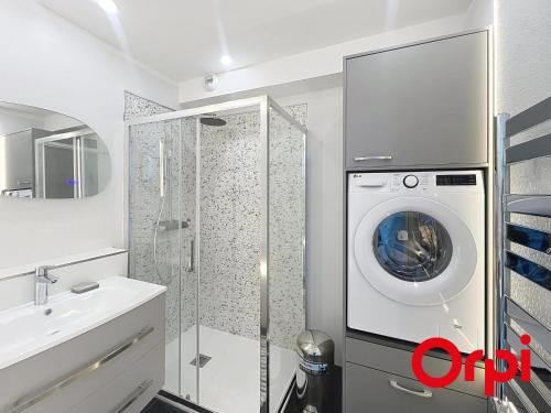 ein Badezimmer mit Waschmaschine und Waschbecken in der Unterkunft Studio moderne avec terrasse, climatisé, WIFI, 2 couchages à Menton - FR-1-647-50 in Menton