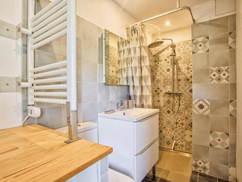 un baño con lavabo y ducha en Votre Havre de Paix à Merville proche de la Mer - FR-1-788-82, en Merville-Franceville-Plage