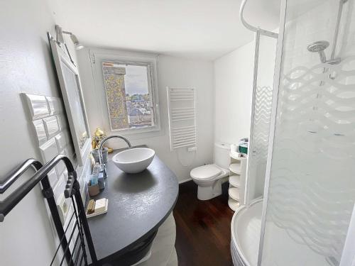 une salle de bain avec un lavabo, des toilettes et une douche dans l'établissement Duplex T3 avec terrasse, vue sur Granville et Wifi - FR-1-361-566, à Granville