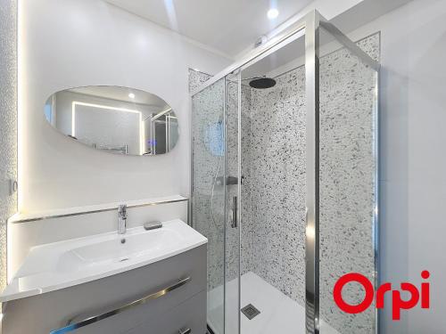 Studio moderne avec terrasse, climatisé, WIFI, 2 couchages à Menton