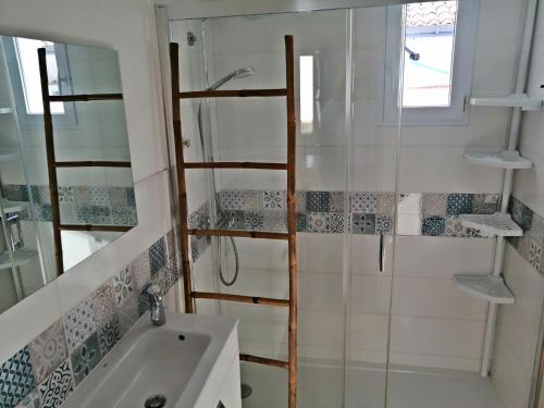 une salle de bain avec douche et lavabo dans l'établissement Maison Noirmoutier entre Bourg et Plage, 4/6 pers, jardin, parking, TV, WiFi - FR-1-823-70, à Noirmoutier-en-l'lle