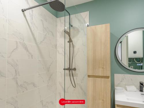 une douche avec une porte vitrée dans une salle de bain dans l'établissement Appartement T2 Moderne, Proche Marché, Capacité 3 Pers, Wifi - FR-1-535-68, à La Rochelle