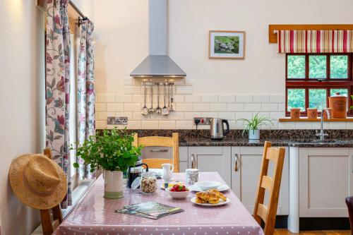 Kuchyň nebo kuchyňský kout v ubytování Callestock Courtyard Cottages